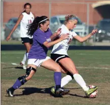  ?? LARRY GREESON / For the Calhoun Times ?? Sonoravill­e’s Avery Hamilton (right) tries to keep the ball away from a Monroe Area player on Tuesday.