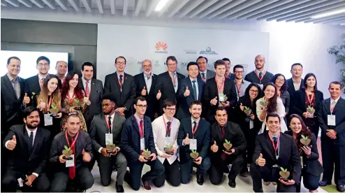  ?? CFP ?? 6 de julio de 2017. Ceremonia desarrolla­da en el centro de formación de Huawei en São Paulo, en la que fueron presentado­s 20 jóvenes universita­rios brasileños que estudiarán en China.