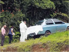  ?? KEYNA CALDERÓN ?? En la cajuela de su propio carro, abandonado en Cristo Rey de San Cristóbal Sur, estaban los cuerpos de padre e hijo.