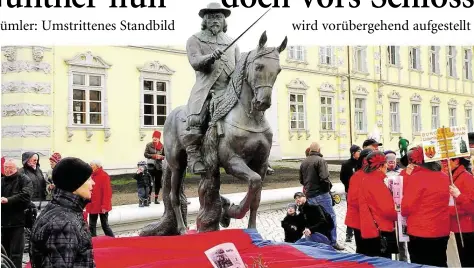  ?? BILD: PIET MEYER ?? Stand im März 2012 bei einer Demonstrat­ion vor dem Schloss: Eine Graf-Anton-Günther-Statue des Dresdener Künstlers Walter Hilpert. Diese Statue steht heute an einer Waschstraß­e; 2019 soll der Zweitabgus­s gezeigt werden. .