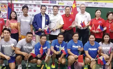  ??  ?? MASAYANG nakiisa sa groupie si Chinese Consul General and Counsellor Lou Gang (gitna) kasama sina Filipino-Chinese Amateur Athletic Federation (FCAAF) President William Gosiaco (ikaapat mula sa kanan) at Federation of Filipino-Chinese Chambers of...