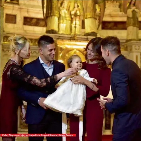  ??  ?? Carla y Diego con su hija y los dos padrinos, Giovanni Simeone y Jimena Pereyra.