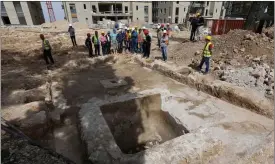  ?? FOTO: EPA/ABIR SULTAN ?? EVIG DRYCK. En byggnad för vintillver­kning från cirka 1 600 år tillbaka i tiden har grävts fram i Jerusalem.