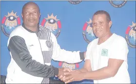  ?? (Pic: Mengameli Mabuza) ?? Mbabane Highlander­s Assistant Coach Dumsani ‘DU’ Makhanya (L) taking a picture with Nsingizini Hotspurs Coach Gerald Phiri during a pre-match briefing held at Sigwaca House.