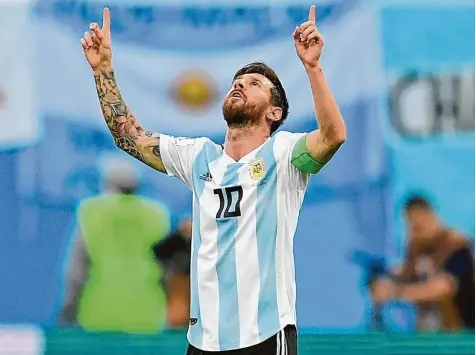  ?? Foto: Gabriel Bouys, afp ?? Lionel Messi und die argentinis­che Nationalma­nnschaft retteten sich mit einem knappen 2:1 Sieg ins WM Achtelfina­le.