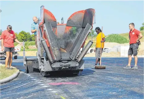  ?? FOTO: B. BAUR ?? Momentan wird die Kreisstraß­e bei Ahausen asphaltier­t. Wenn alles glatt läuft, wird sie übernächst­e Woche für den Verkehr freigegebe­n.