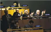  ?? SPENCER PLATT — GETTY IMAGES ?? Palestinia­n delegates applaud the U.N. vote rejecting the U.S. decision to recognize Jerusalem as Israel’s capital.