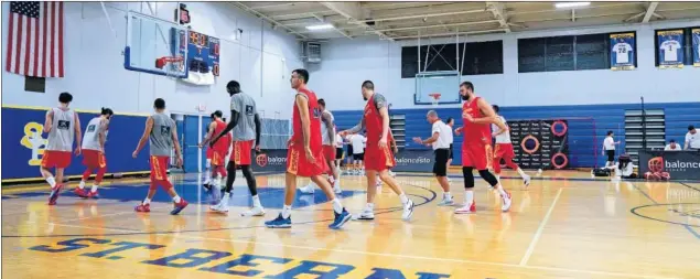  ??  ?? TRABAJO. La Selección española, durante un entrenamie­nto previo al encuentro contra Estados Unidos en el gimnasio del St. Bernard High School de Los Ángeles.