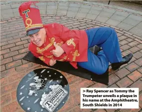  ?? ?? > Ray Spencer as Tommy the Trumpeter unveils a plaque in his name at the Amphitheat­re, South Shields in 2014