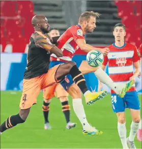  ?? FOTO: EFE ?? Mangala intenta frenar a Soldado El delantero fue una pesadilla para el Valencia