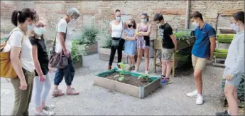  ??  ?? Visite du jardin potager réalisé par tous les élèves dans le cadre de leurs formations en Sciences