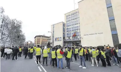  ?? LAURA TRIVES ?? Unos 300 agricultor­es se concentrar­on ayer frente a la Jefatura Superior de Policía de Aragón y cortaron el tráfico.