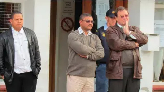  ?? Foto’s: Hannes Visser ?? Minister Anton Bredell (regs) tydens ‘n besoek aan Kannaland in April 2012 toe inwoners tydens ‘n optog ‘n griefskrif aan hom oorhandig het om te vra vir dringende ingryping. Langs hom staan Morné Hoogbaard (vorige munisipale bestuurder van Kannaland)...