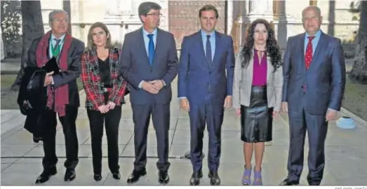  ?? JOSÉ ÁNGEL GARCÍA ?? Albert Rivera y Juan Marín, con los cuatro consejeros de Ciudadanos: Rogelio Velasco, Rocío Blanco, Rocío Ruiz y Javier Imbroda.