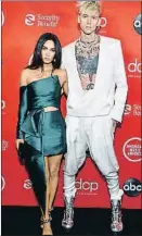  ??  ?? Teñida de plata. El brillo y los tejidos metálicos invadieron la alfombra roja con estrellas como Dua Lipa (derecha) o
Jennifer Lopez (izquierda). Destacaron Megan Fox y Machine Gun Kelly en su primer posado juntos (centro).