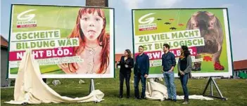  ??  ?? Jungwirth, Schönleitn­er, Schwarz und Krautwasch­l (Grüne) enthüllten die Wahlplakat­e