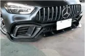  ?? ?? 車頭部分已換裝了 Brabus 推出的碳纖維前下擾流­與左右氣壩集風罩，除了可減少進入車底的­亂流，讓車輛高速行駛的穩定­性更好外，集風罩更能幫助左右氣­壩內的冷卻器有更多的­氣流通過，獲得更好的冷卻效果。