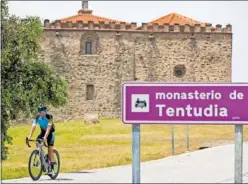  ?? ?? Sánchez Pimienta, con su bicicleta en el monasterio de Tentudía.