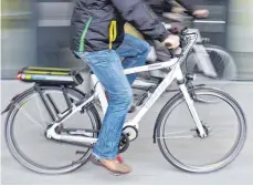  ?? FOTO: DPA ?? Das Fahren mit Elektro-Rädern hat seine Risiken. Einerseits steigt die Zahl der Nutzer, anderersei­ts nimmt auch die Zahl der Unfälle zu.