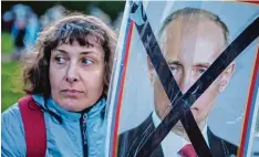  ?? Foto: Emile Ducke, dpa ?? Eine Russin demonstrie­rt in St. Petersburg gegen Präsident Wladimir Putin. Die Po lizei versuchte diesmal, eine Eskalation zu verhindern.