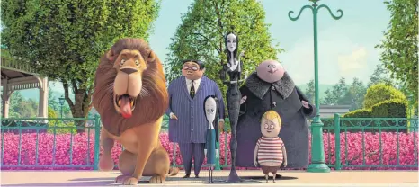  ?? FOTO: UNIVERSAL PICTURES ?? Gomez Addams, Wednesday Addams, Morticia Addams, Onkel Fester und Pugsley Addams (von li. nach re.) zusammen mit einem Löwen in einer Szene des Films „Die Addams Family“.