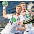  ?? FOTO: IMAGO ?? Philipp Weber (l.) in der EM-Qualifikat­ion gegen Österreich.