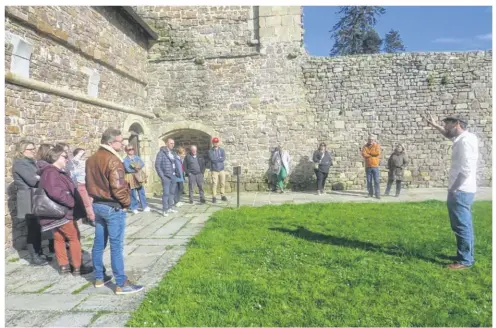  ?? ?? Le guide-conférenci­er Simon Tasset a démarré la saison 2024 à l’abbaye en animant le jeudi 14 mars une visite guidée à une vingtaine de membres de l’associatio­n Normandie qualité tourisme.