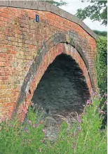  ?? ?? Brindley’s Linacre Bridge over the Droitwich Canal.