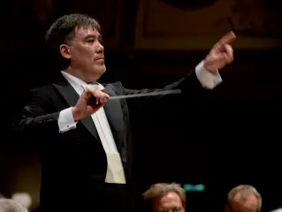  ??  ?? L’apertura Alan Gilbert dirigerà la Staatskape­lle di Dresda nel concerto di giovedì sera