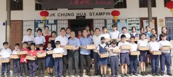  ?? ?? Kong along with the pupils, headmaster and board of management of SJK Chung Hua Stampin in a photo-call.