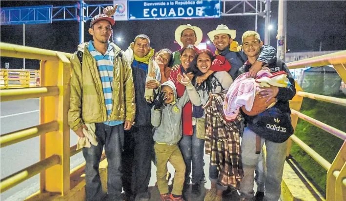  ?? AFP ?? Drama. La familia Mendoza Landinez a su llegada a Ecuador. En la foto junto a otro grupo familiar de emigrantes venezolano­s que también pusieron rumbo a Perú.