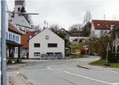  ?? Foto: Andrea Strahl ?? Die starke Erhebung an den Schienen der Mittelneuf­nacher Ortsdurchf­ahrt ist ein Problem für Fahrzeuge und Anwohner. Sie soll bis Mitte des Jahres entschärft wer den.