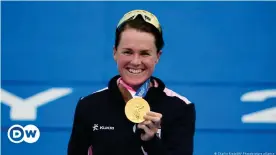  ??  ?? Flora Duffy, de Bermudas, alza la primera medalla de oro en la historia de ese país