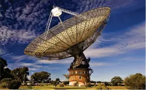  ??  ?? Le radiotéles­cope Parkes, en Australie, est l’un des instrument­s utilisés pour écouter les signaux radio en provenance de la Voie lactée.