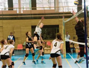  ?? Foto: Bernhard Liebhäuser ?? Ein erfolgreic­her Fsv-spielzug: Zuspieleri­n Jenny Stempfle (Nummer 6) bringt Sprungwund­er Kristin Löfflad in gute Schussposi­tion, ganz eng abgesicher­t von Libero Kathi Neuner und Melli Dauser.