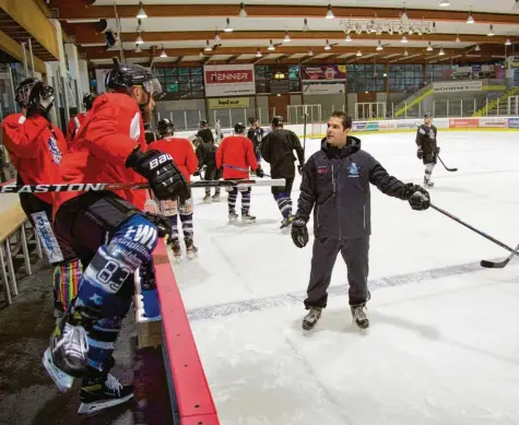  ?? Fotos: Christian Rudnik/Thorsten Jordan (Archiv) ?? Vor gut einer Woche haben Riverkings‰Trainer Fabio Carciola und sein Team das Eistrainin­g aufgenomme­n. Am Freitag steht nun das erste Testspiel auf dem Programm.