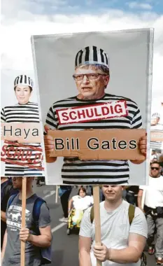  ?? Foto: Michael Kappeler, dpa ?? Demonstran­ten in Berlin: Sie glauben, dass es eine gigantisch­e Weltversch­wörung gibt, angezettel­t von den Eliten – wie etwa Bill Gates.