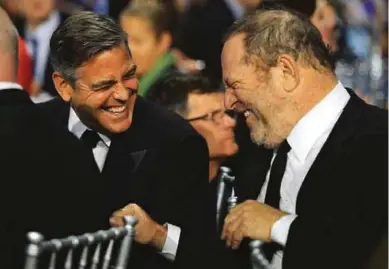  ??  ?? Clooney obtuvo su primer papel en el cine gracias al productor Harvey Weinstein, acusado por 70 mujeres de abuso sexual en distinto grado (incluidas cuatro violacione­s). Una deuda que no le ha impedido despreciar a su antiguo mentor. «La idea de que...