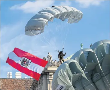  ?? [ APA ] ?? Die Fallschirm­springer des Bundesheer­es landeten am Heldenplat­z – einer davon in der Menschenme­nge.