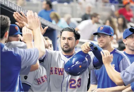  ??  ?? El mexicano produjo dos en el octavo episodio y dio inicio a la remontada contra los Marlins.