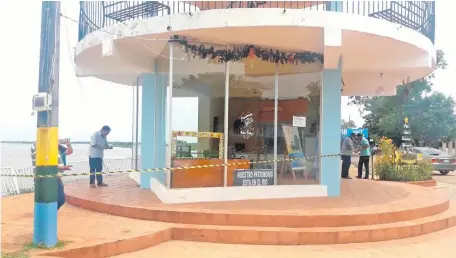  ??  ?? Funcionari­os de la Municipali­dad de Puerto Antequera proceden a la clausura del mirador turístico.