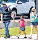  ?? ORLANDO SENTINEL JOE BURBANK/ ?? Parents pick up their child at Audubon Park School in Orlando on Aug. 19. Orange County Public School students no longer need to wear face masks in school.