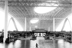  ??  ?? At 65,000 square metres, the rooftop garden at the Hangzhou Internatio­nal Expo Centre is the largest in China.