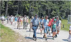  ??  ?? Und los geht es: Start war am Wanderpark­platz auf dem Rußberg/Risiberg, kurz bevor es die Steige nach Dürbheim hinabgeht.