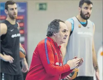  ?? FOTOS: V. SALGADO (FCB) ?? Instantáne­as del entrenamie­nto matinal de ayer, el primero de Julbe y su equipo técnico, con Orellana y Barton como ayudantes.