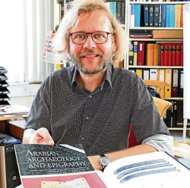  ??  ?? Semitist Peter Stein von der Theologisc­hen Fakultät der Uni Jena hat in der Fachzeitsc­hrift „Arabian archaelogy and epigraphy“seine Ergebnisse aus dem Studium der Silberplat­te veröffentl­icht. Foto: Katja Dörn