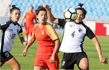  ??  ?? Thailand’s defender Duangnapa Sritala (right) is marked by China’s midfielder Silawan Intamee (centre) during their AFC Women’s Asian Cup football match in the Jordanian capital Amman. — AFP photo