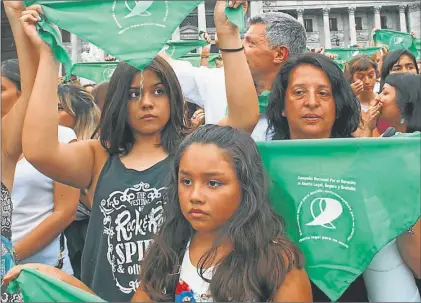  ?? JUAN FERRARI ?? MOVILIZADA­S. Durante el miércoles y el jueves se pudo ver a grandes y chicos con sus pañuelos verdes y celestes, militando a favor y en contra del proyecto de ley que se debatía al interior del Congreso.