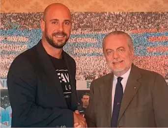  ?? LAPRESSE ?? Pepe Reina, 34 anni, portiere spagnolo del Napoli, insieme col presidente Aurelio De Laurentiis