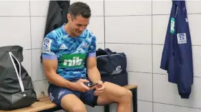  ?? Photo: Blues ?? Dan Carter changes to the Blues outfit in the changing room before joining the team’s training run in Auckland, New Zealand on June 4, 2020.